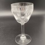 Aperitif glasses with rounded chiseled patterns