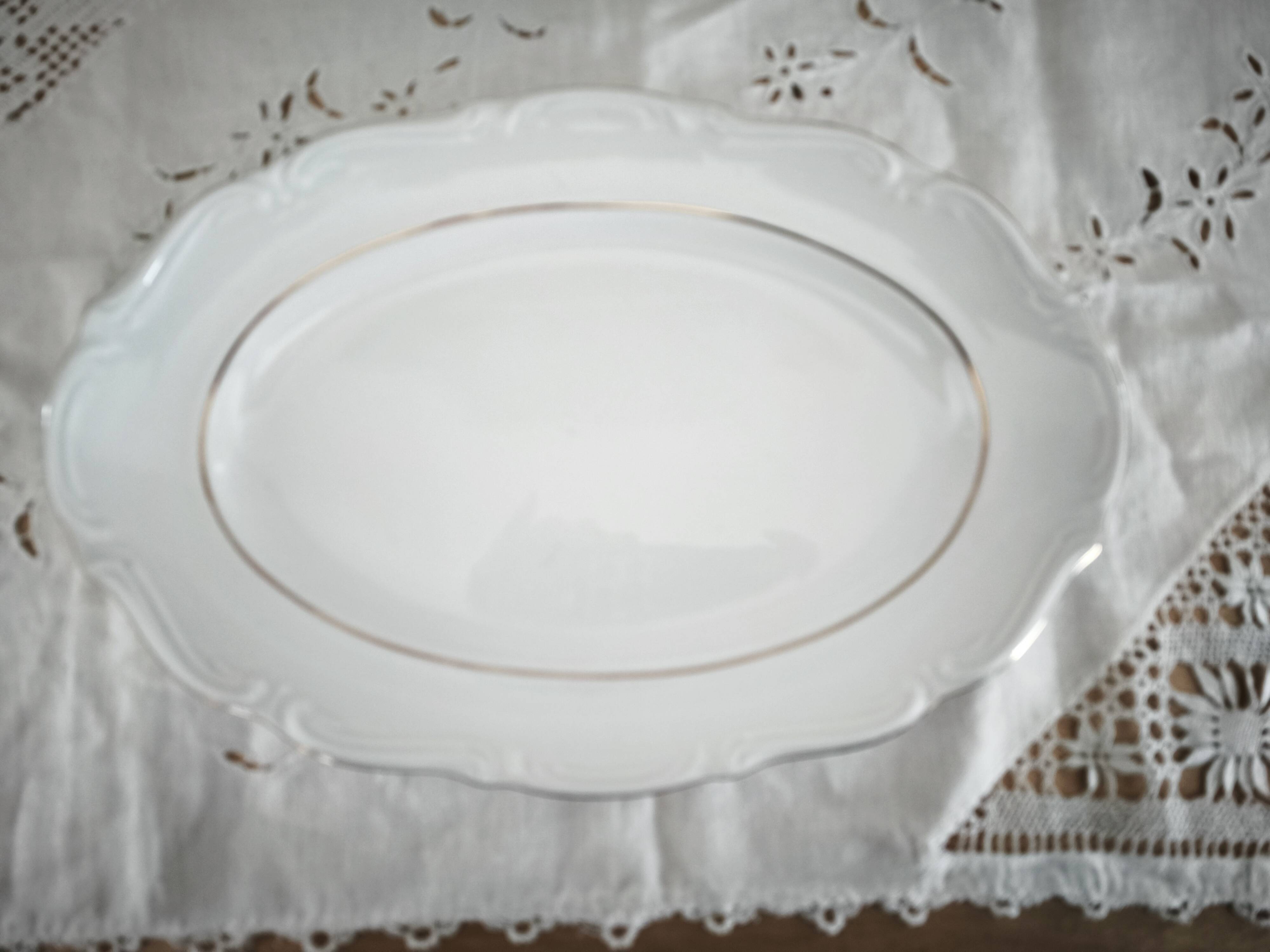 Oval porcelain plate with double gold line, hand-painted.