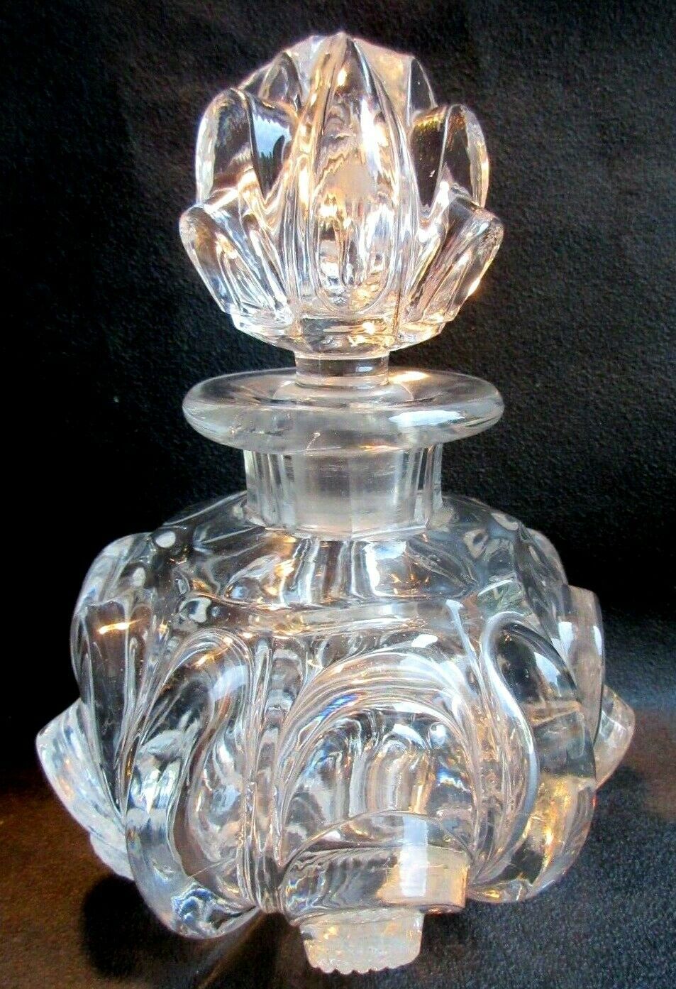 Flacon de parfum cristal Baccara ananas en forme de boule sculptée
