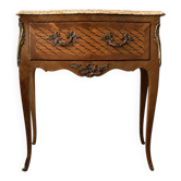 Petite commode sauteuse de style Louis XV en marqueterie et marbre