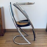 2 chairs cantilevered
