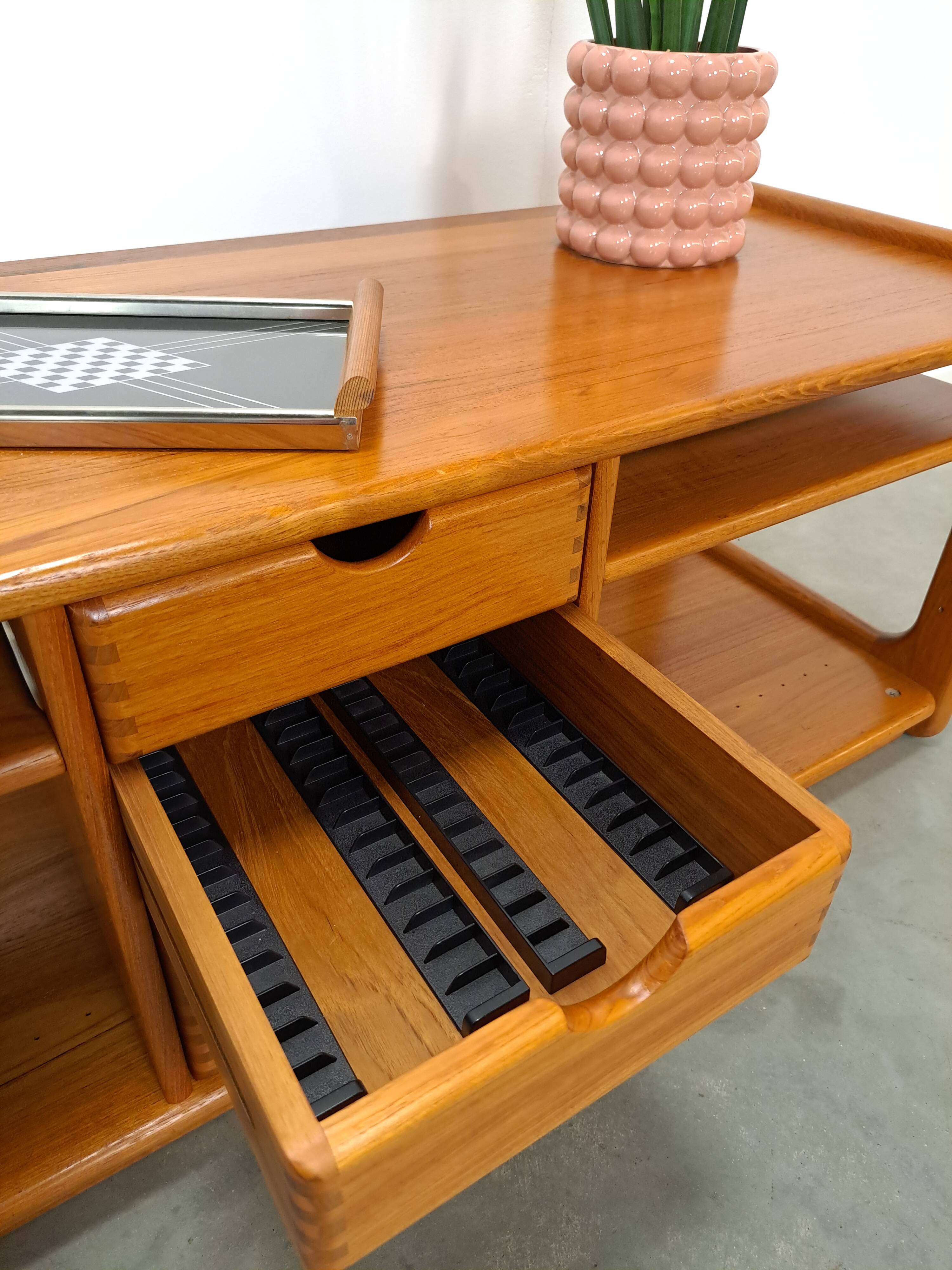 Deens design teck Dyrlund cd tv meuble vintage