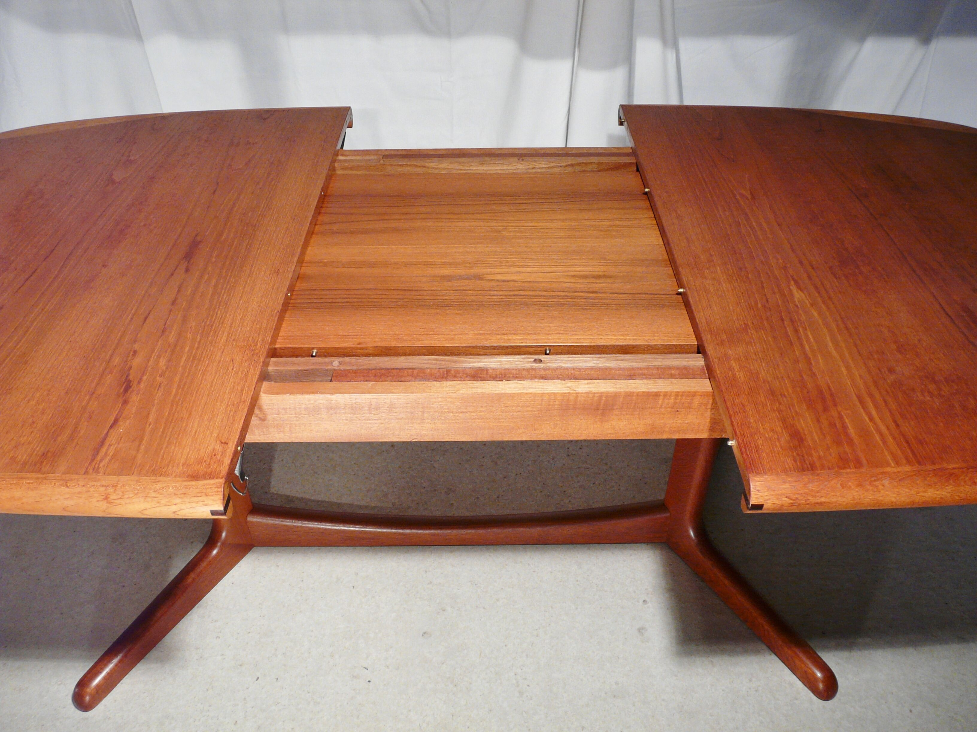 Scandinavian expandable table in Laurits M Larsen teak