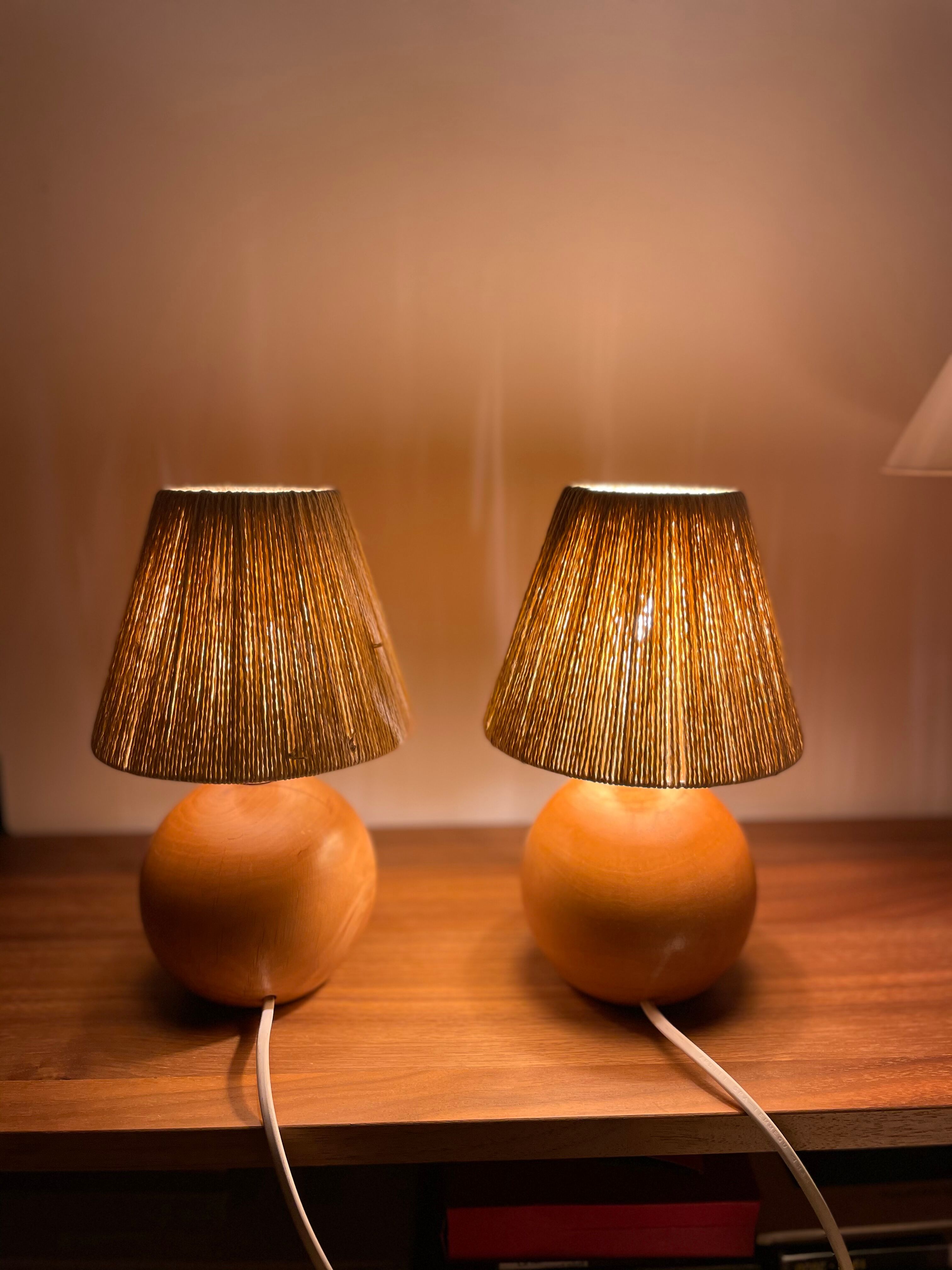 Paire de lampes boule bois massif et fil corde raphia vintage