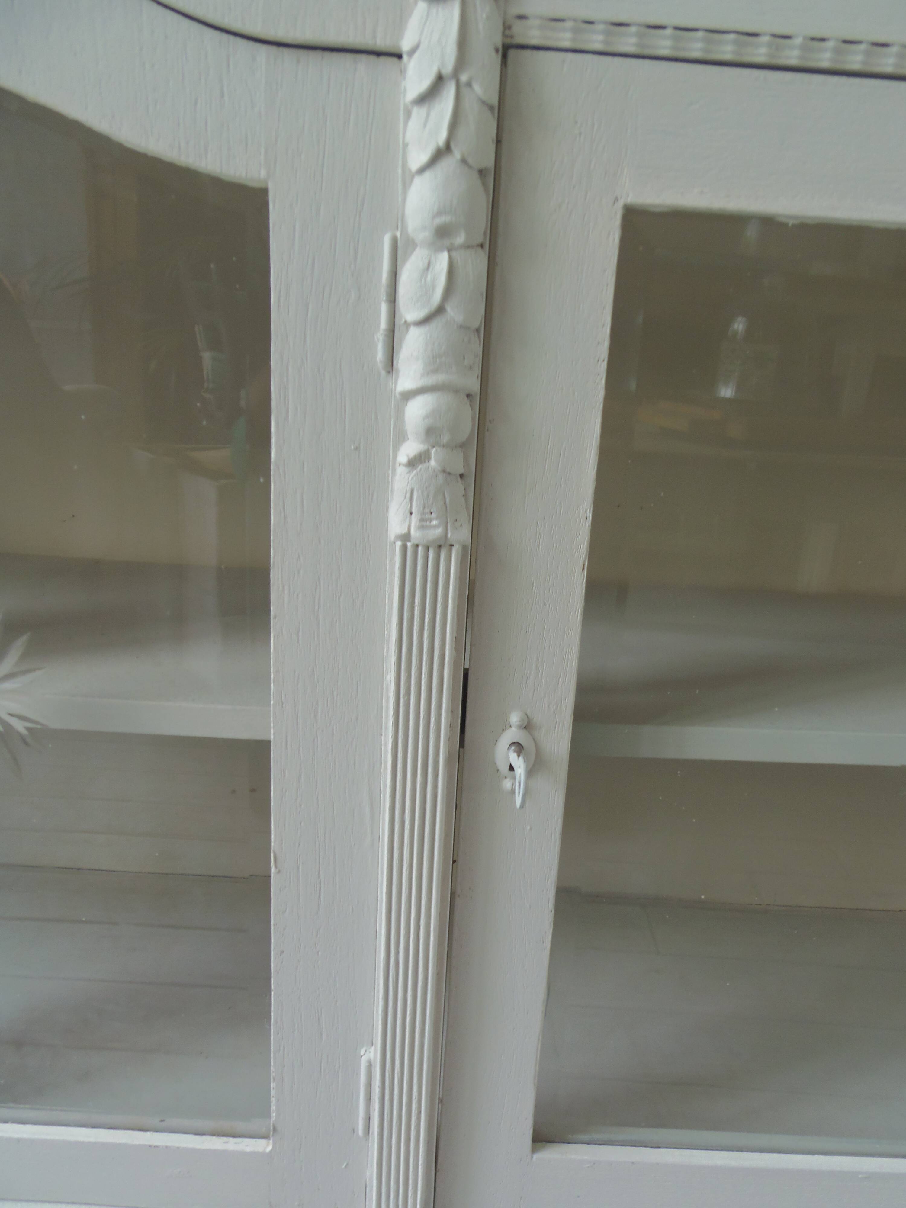 Vitrine, console vintage réenchantée en gris perle, plateau bois.