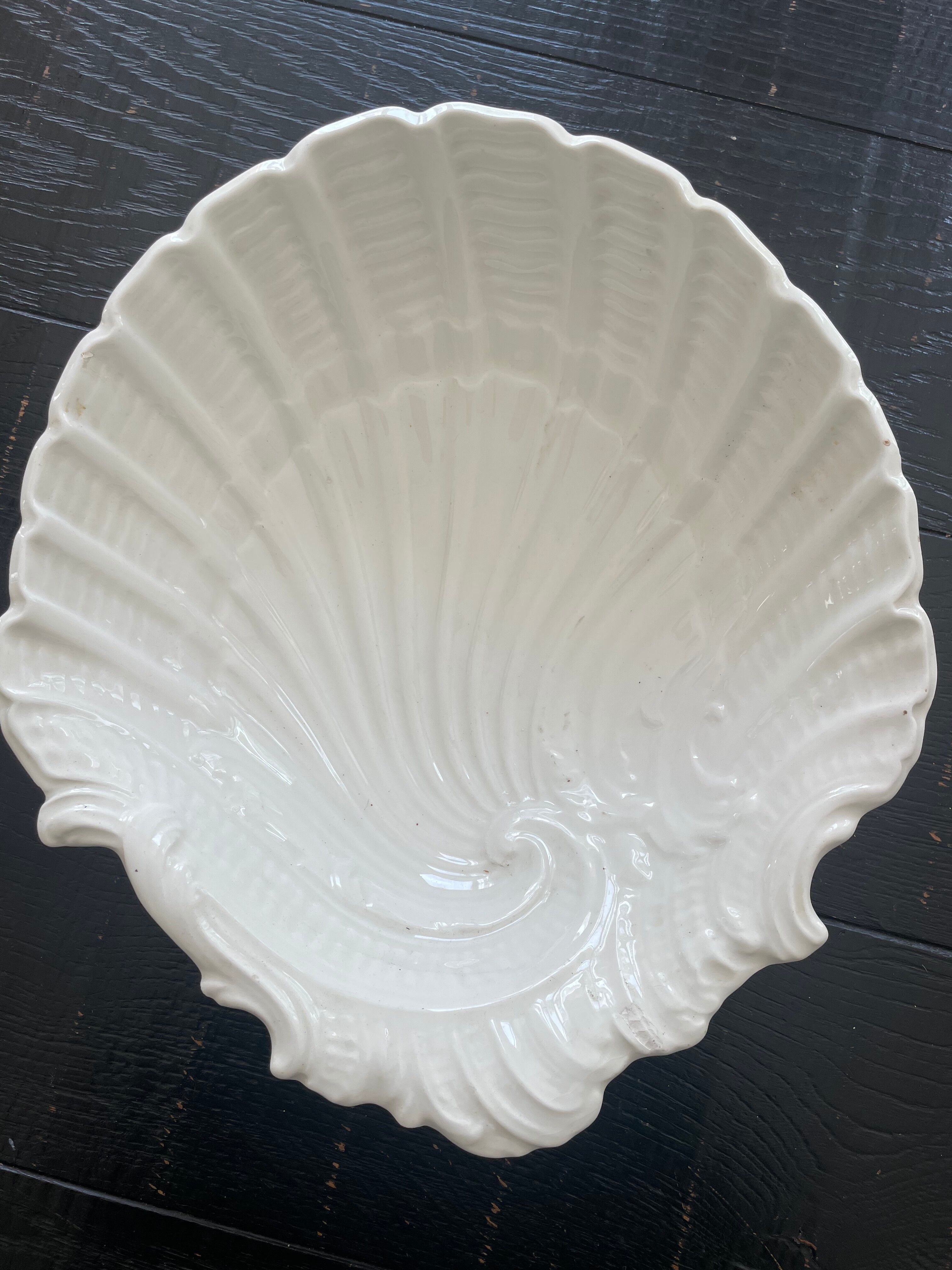 Vintage shell-shaped salad bowl