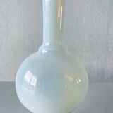 Vase ancien en opaline blanche