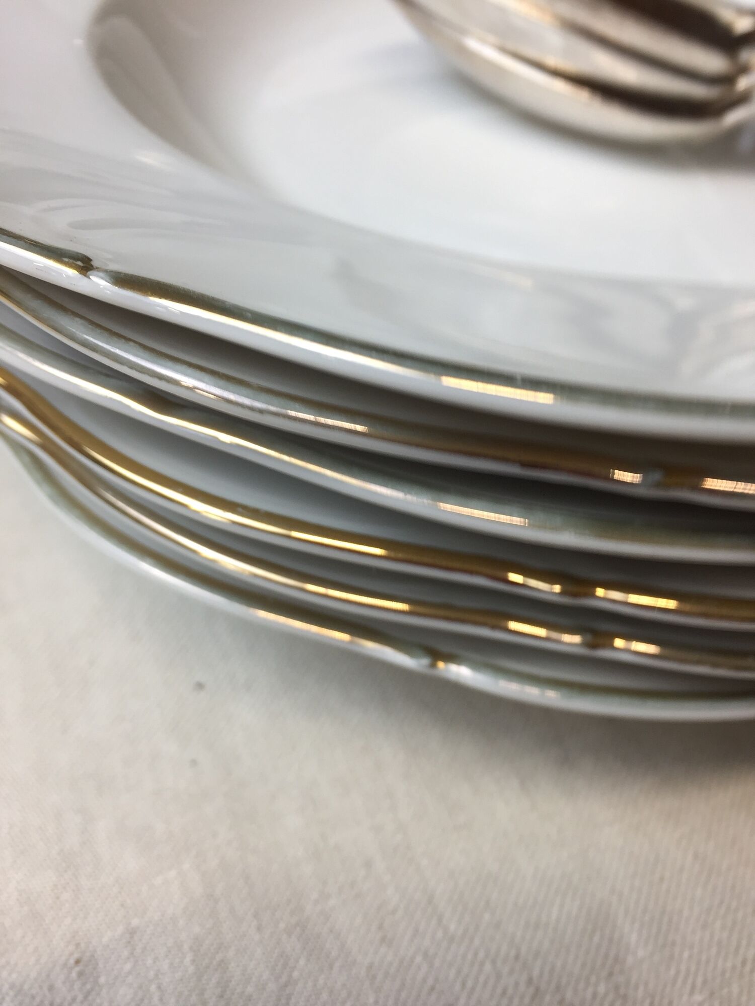 Hollow porcelain plates of pure white and gold