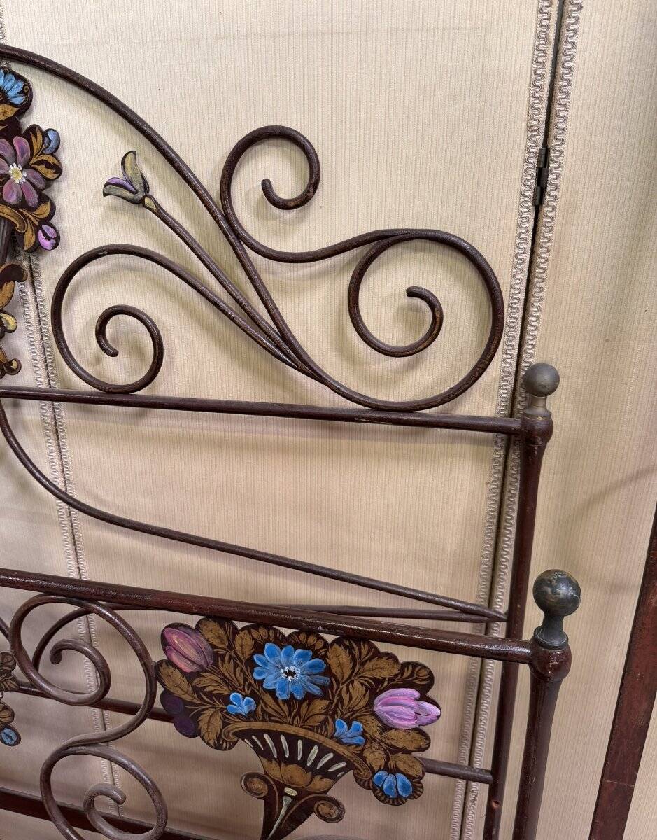 Venetian bed in iron and cast iron from the Art Nouveau period with polychrome decorations