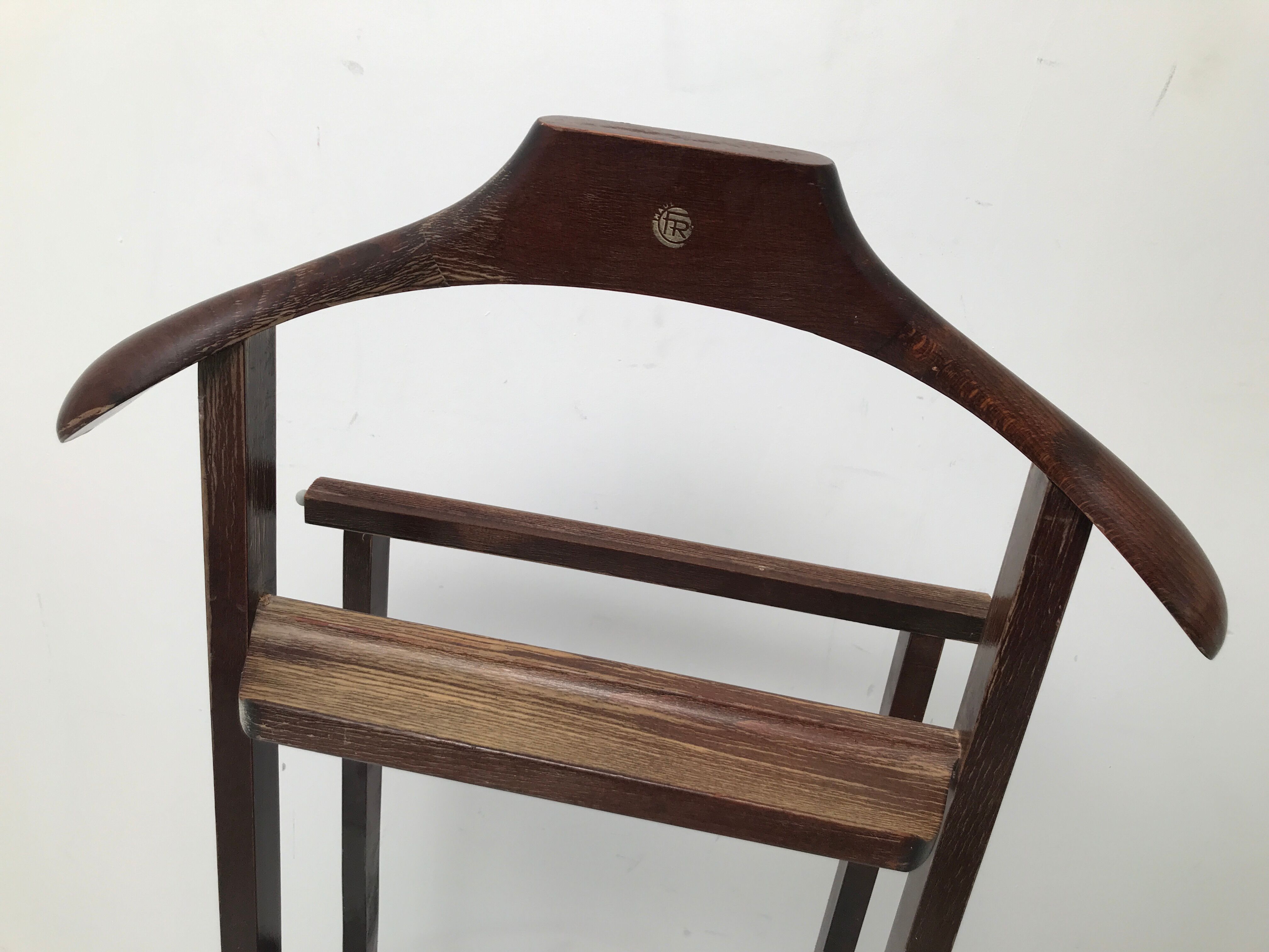 Double porticoed valet 60-70s