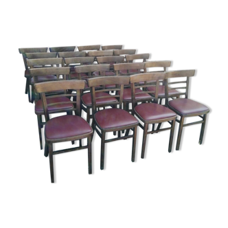 Lot de 19 chaises bistrot en bois et skaï rouge vintage.