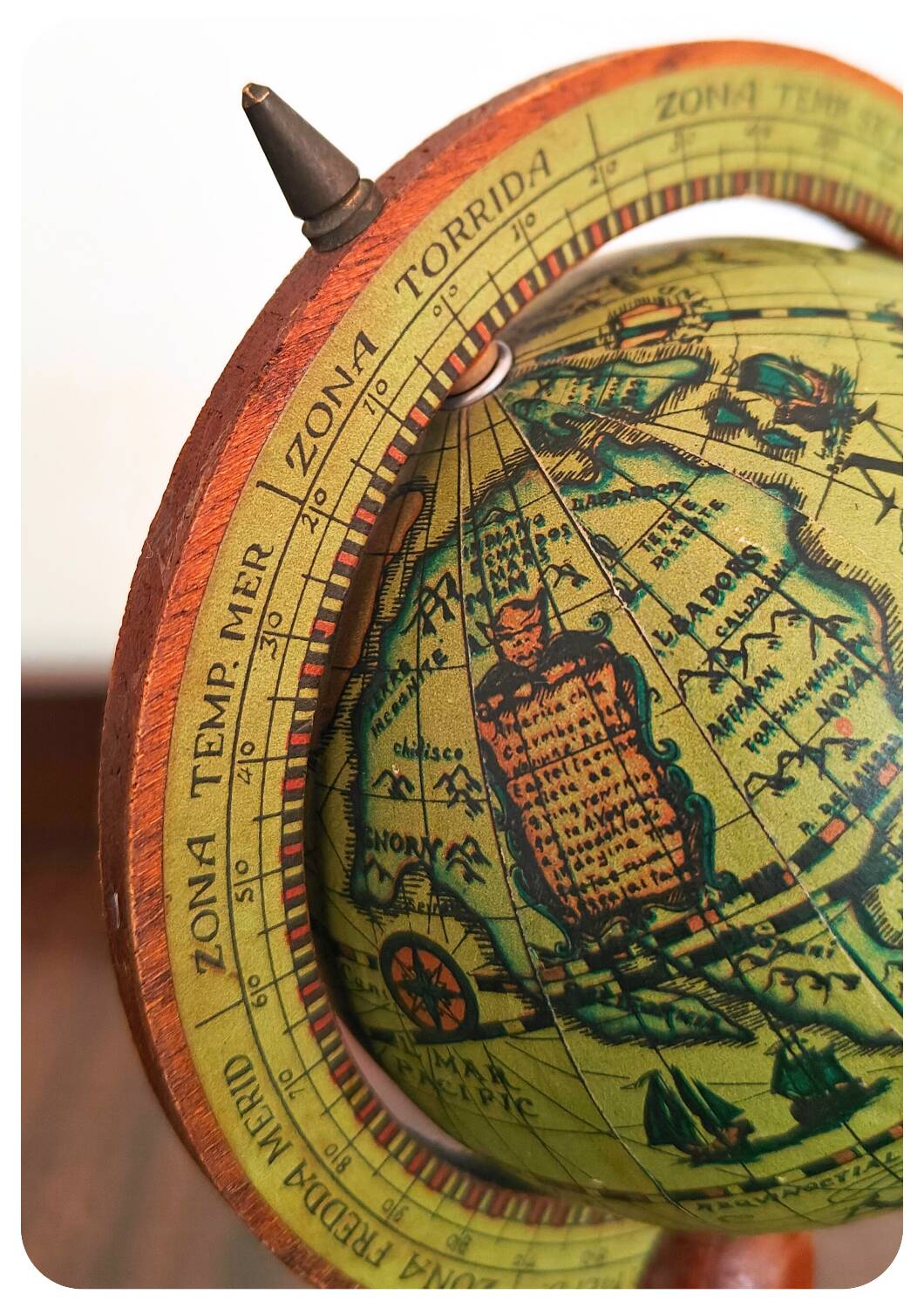 Globe terrestre en bois vintage