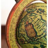 Globe terrestre en bois vintage