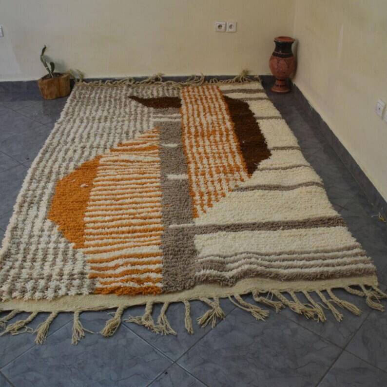 Ecru Moroccan rug with geometric patterns 250cm x 150cm