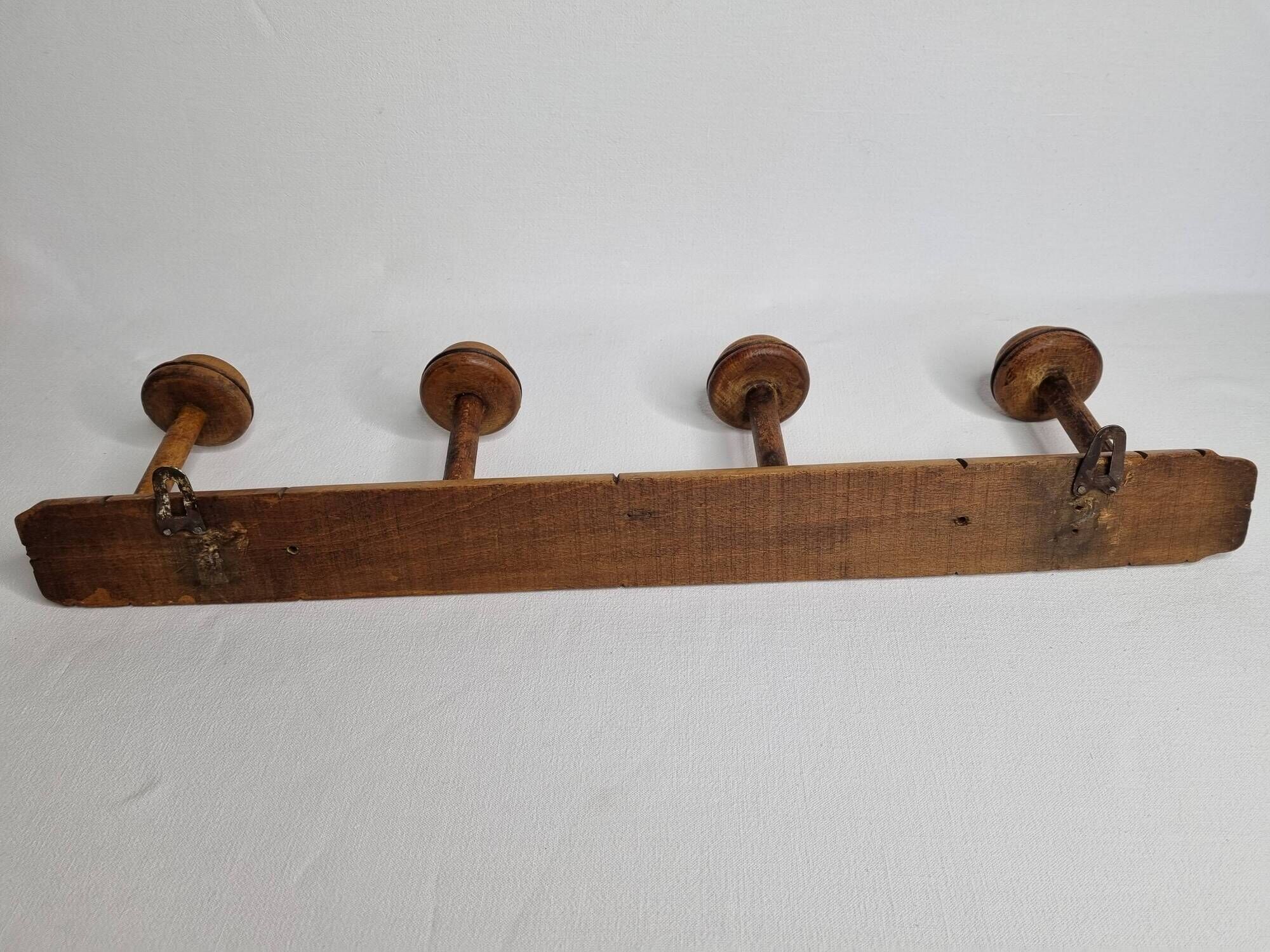 Old wall-mounted portmanteau, 4 patères, in turned wood, 52 cm