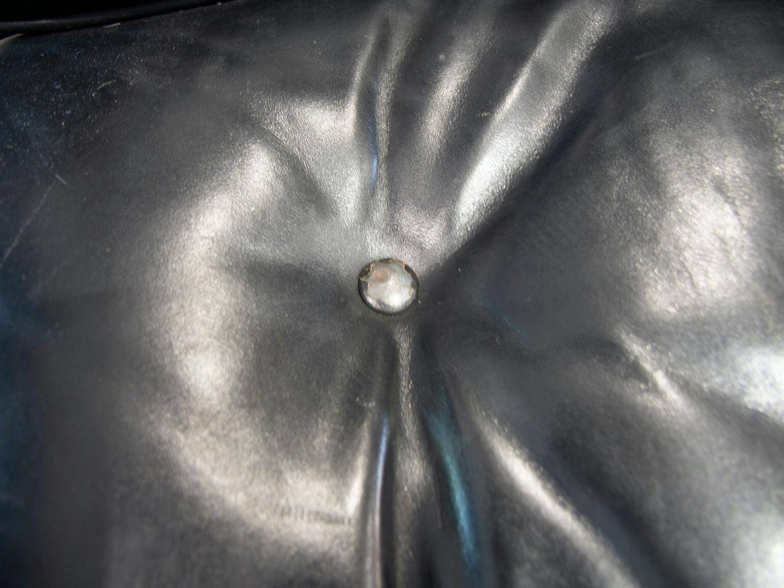 Paire de fauteuils de direction en cuir noir de Charles and Ray Eames