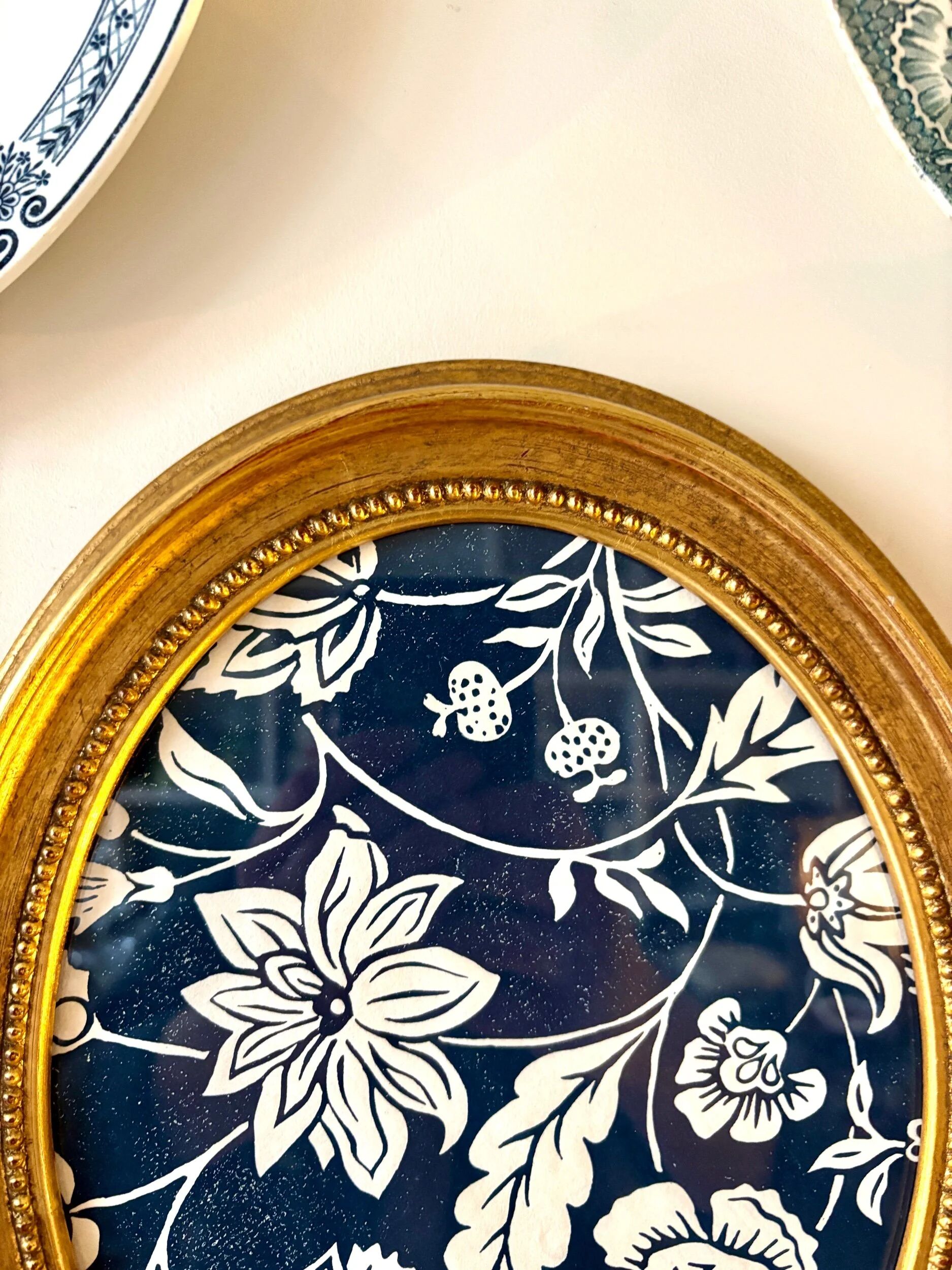 Oval frame in gilded wood with domino paper Antoinette Poisson 30C "Indienne"