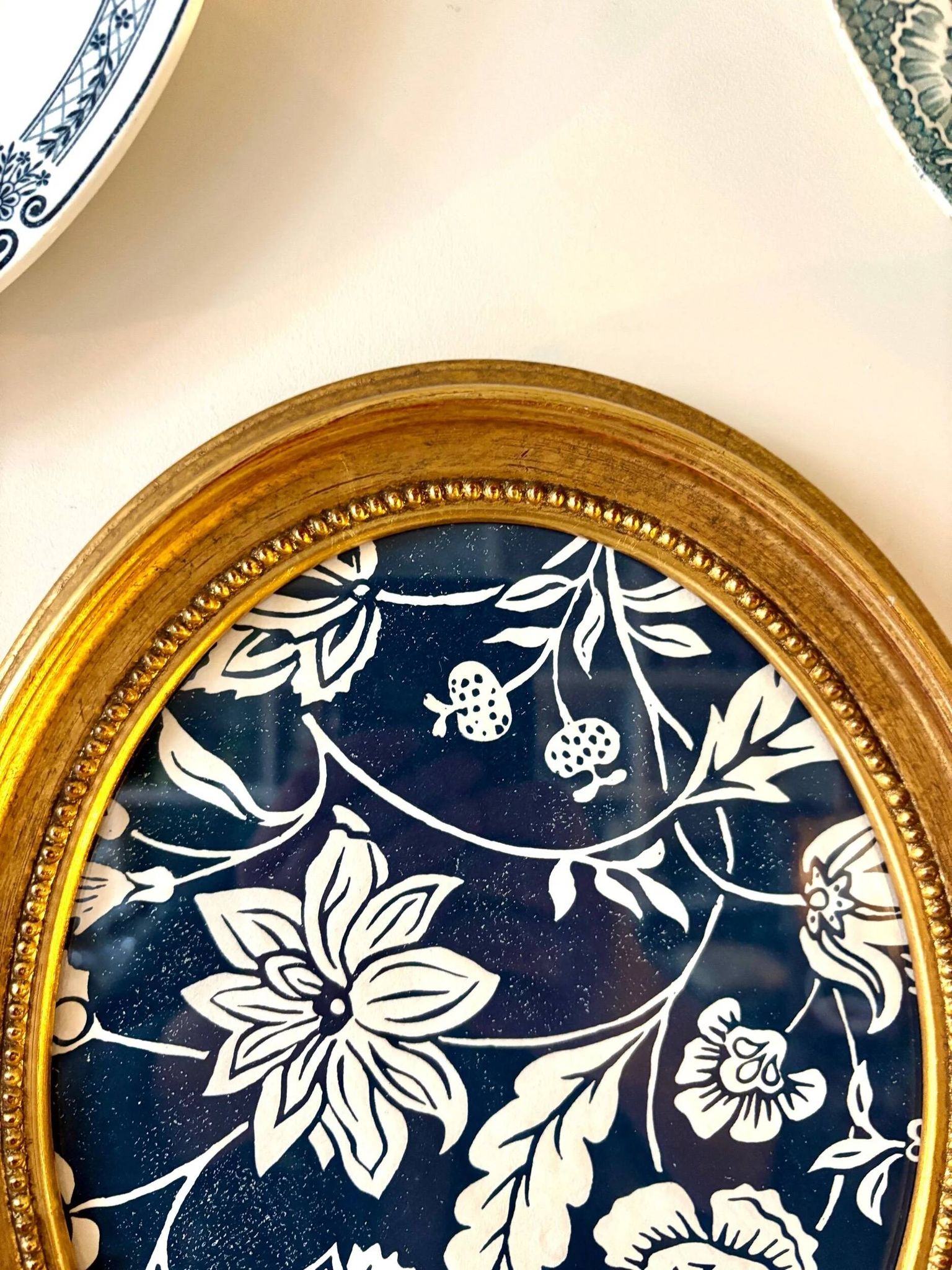 Oval frame in gilded wood with domino paper Antoinette Poisson 30C "Indienne"
