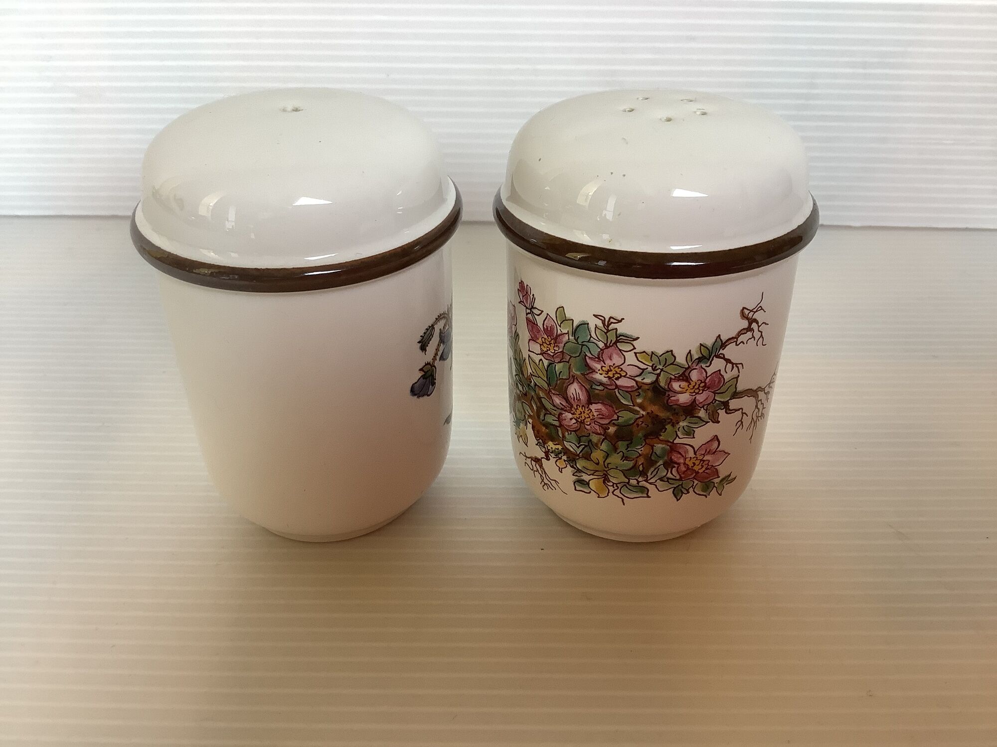 Salt and pepper shaker salt and pepper botanica villeroy and boch