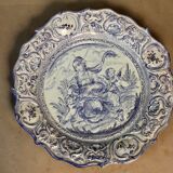 Plat creux rond en faïence bleue diamètre 48 cm signé