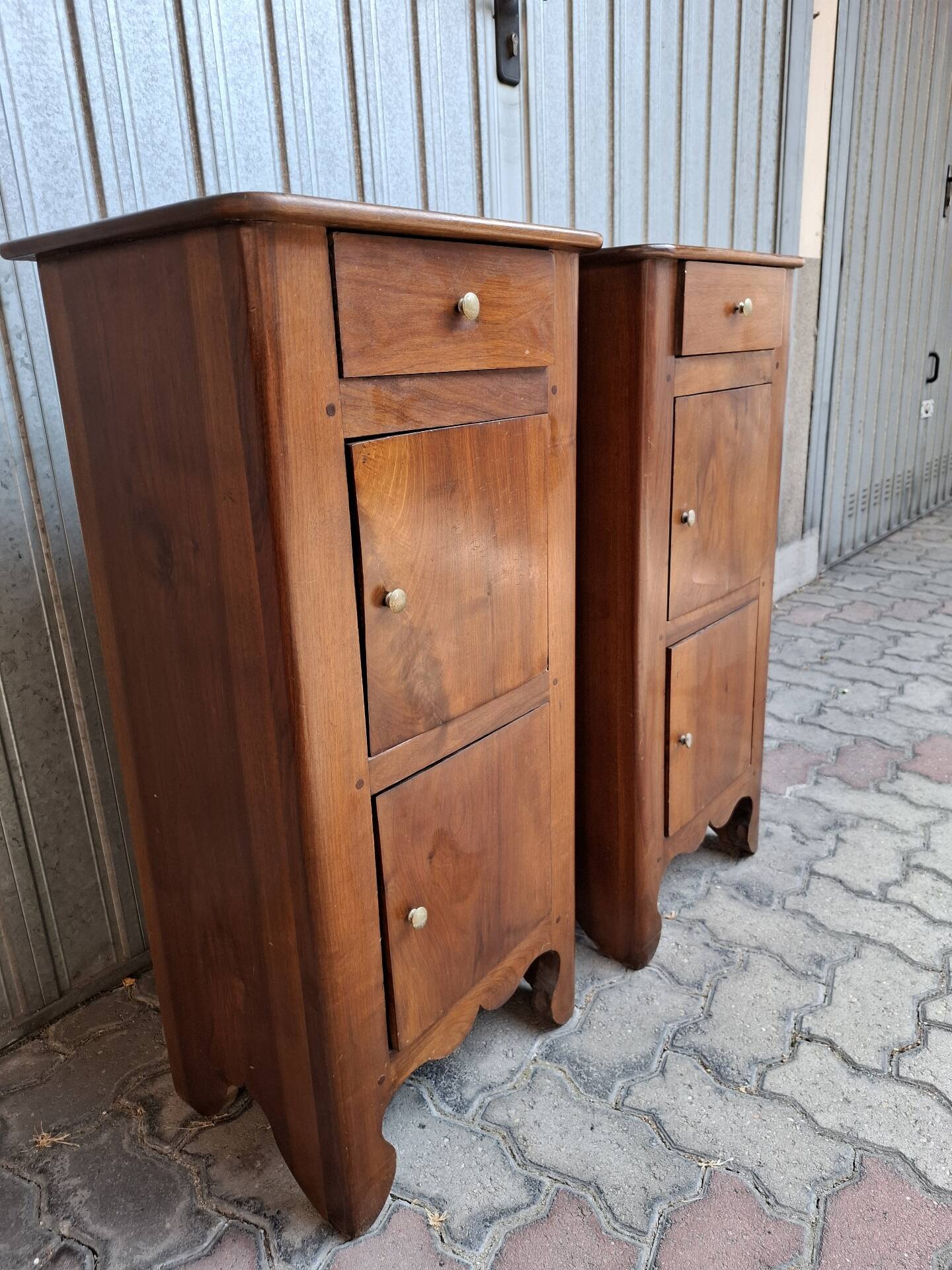 Pair of bedside commodes in walnut. Italy circa 1700s