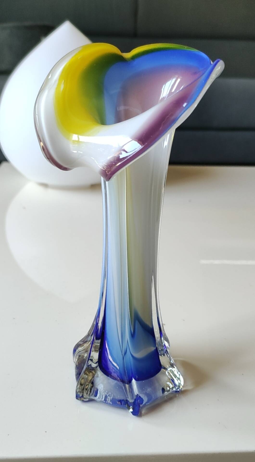 Vase design Fleur Arum. In blown art glass, Murano style. 21 cm.