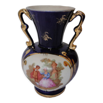 Vase porcelaine revol objet de vitrine décor romantique fond bleu anses dorées
