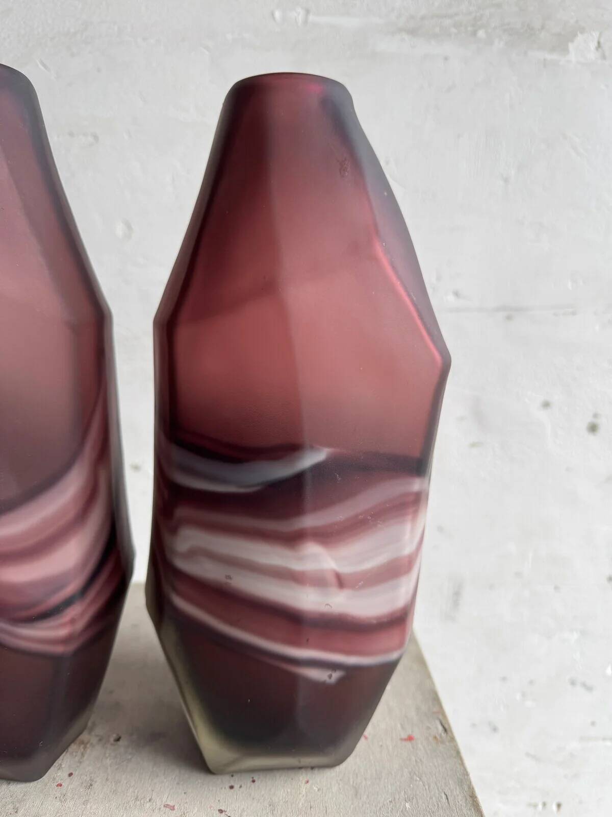 Ensemble de vases en verre améthyste et blanc à motifs tourbillonnants — Paire de vases géométriques à facettes en verre moderne