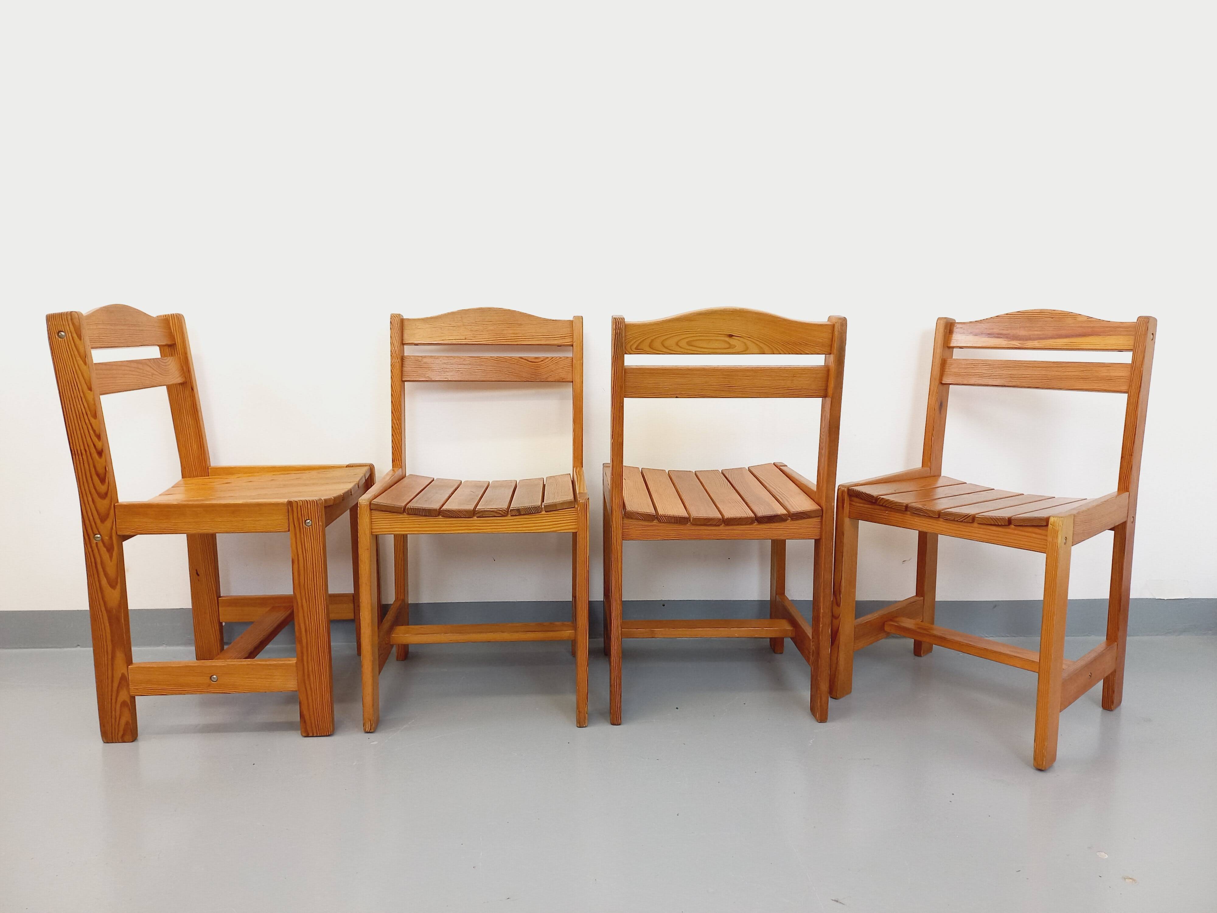 Set of 4 vintage pine chairs from the 70s