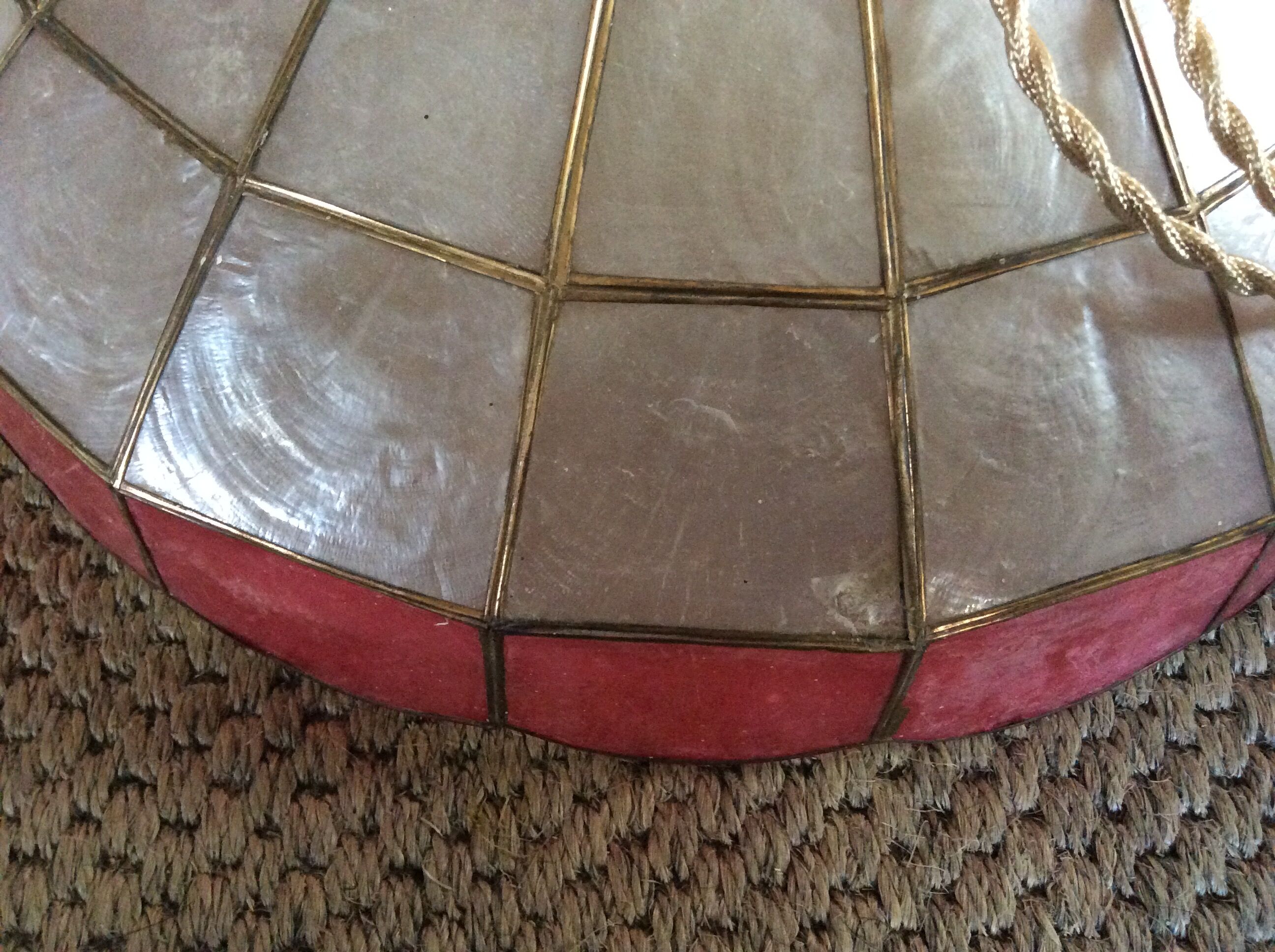 Mother-of-pearl suspension