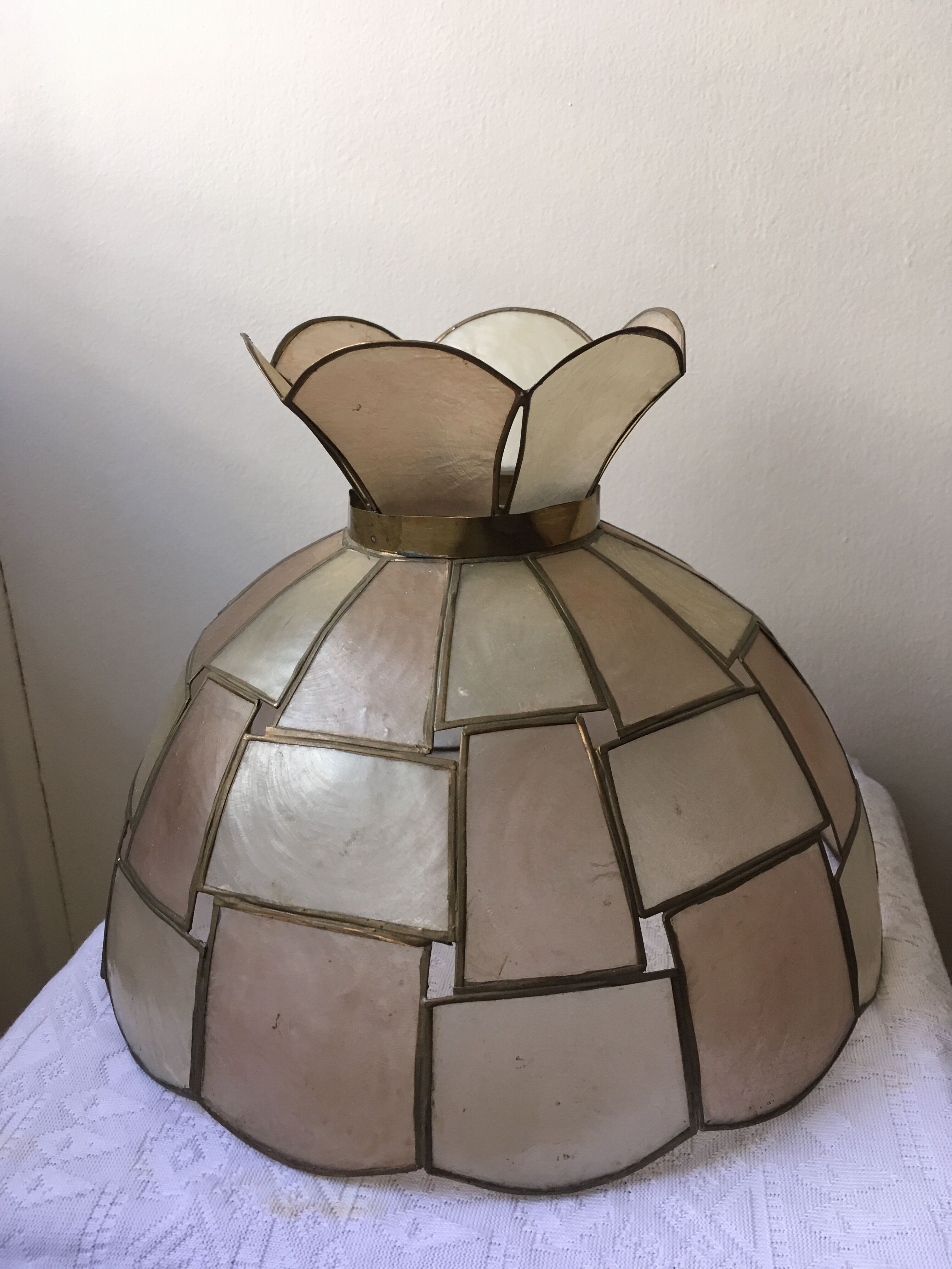 Mother-of-pearl and brass suspension with its collar