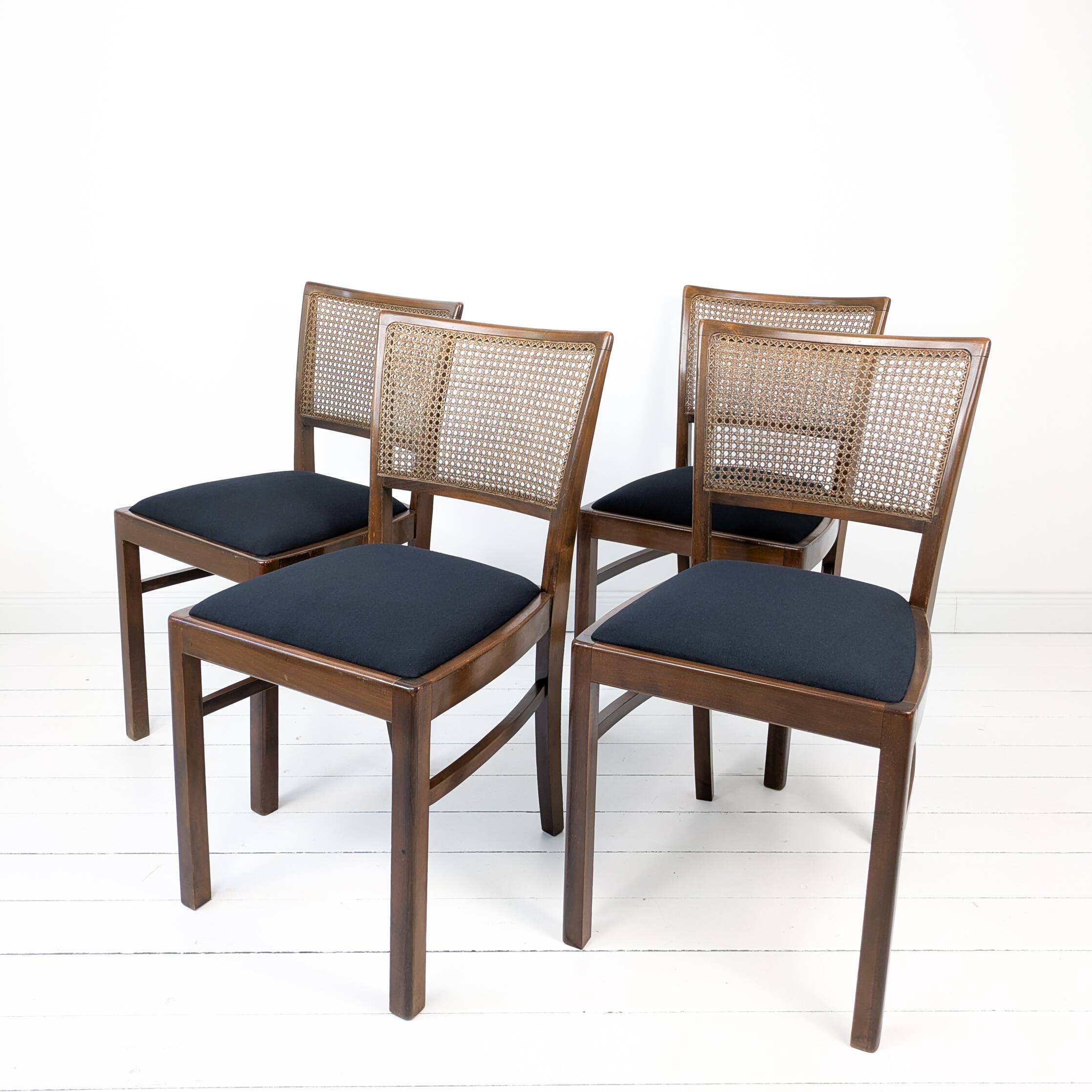 Lot de 4 chaises vintage en bois, cannage viennois et assise noire