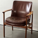 Fauteuil en cuir et bois de Ib Kofod Larsen