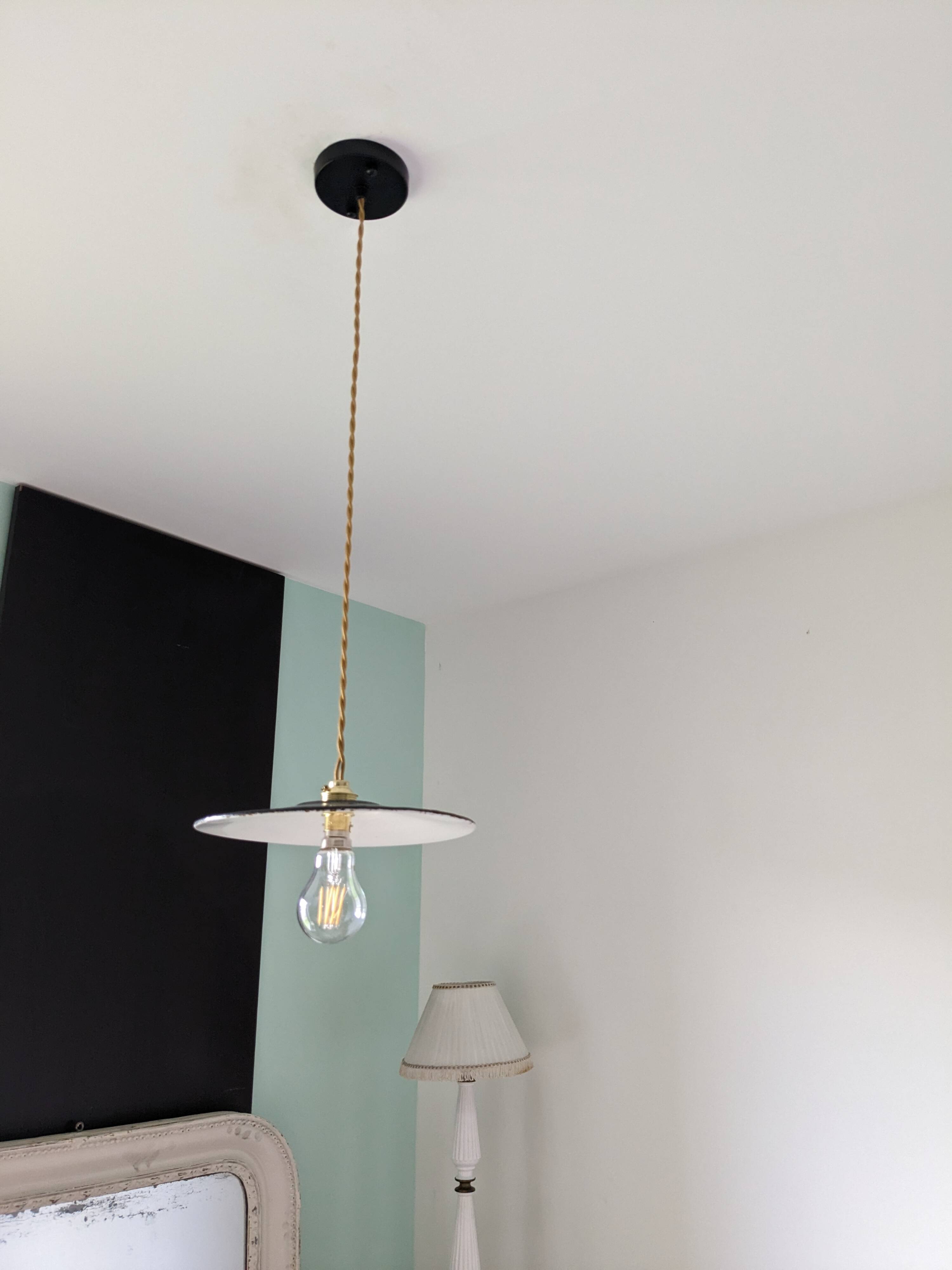 Industrial pendant light in black enamelled sheet metal
