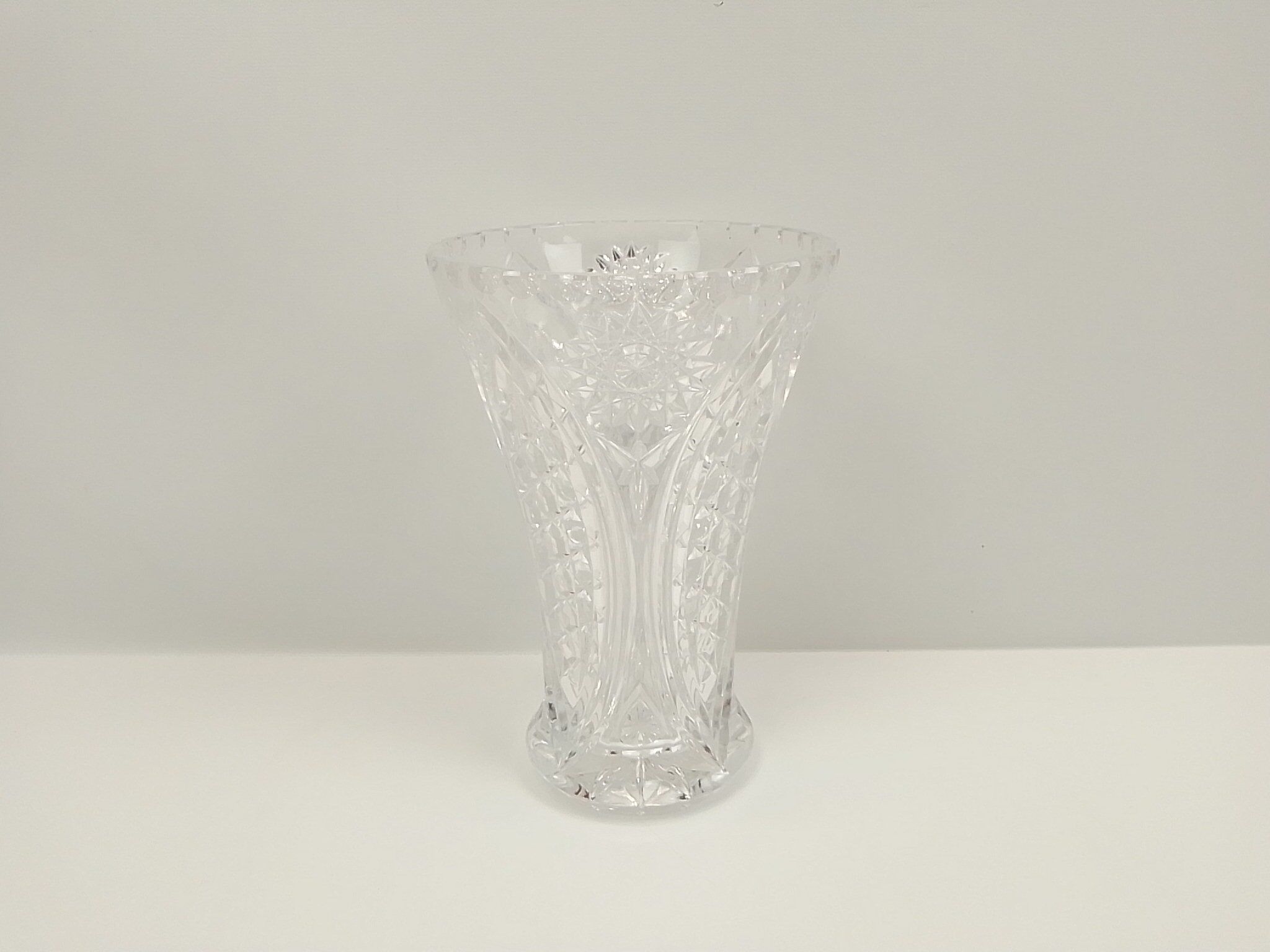 Vase in transparent crystal decoration in relief 21 cm