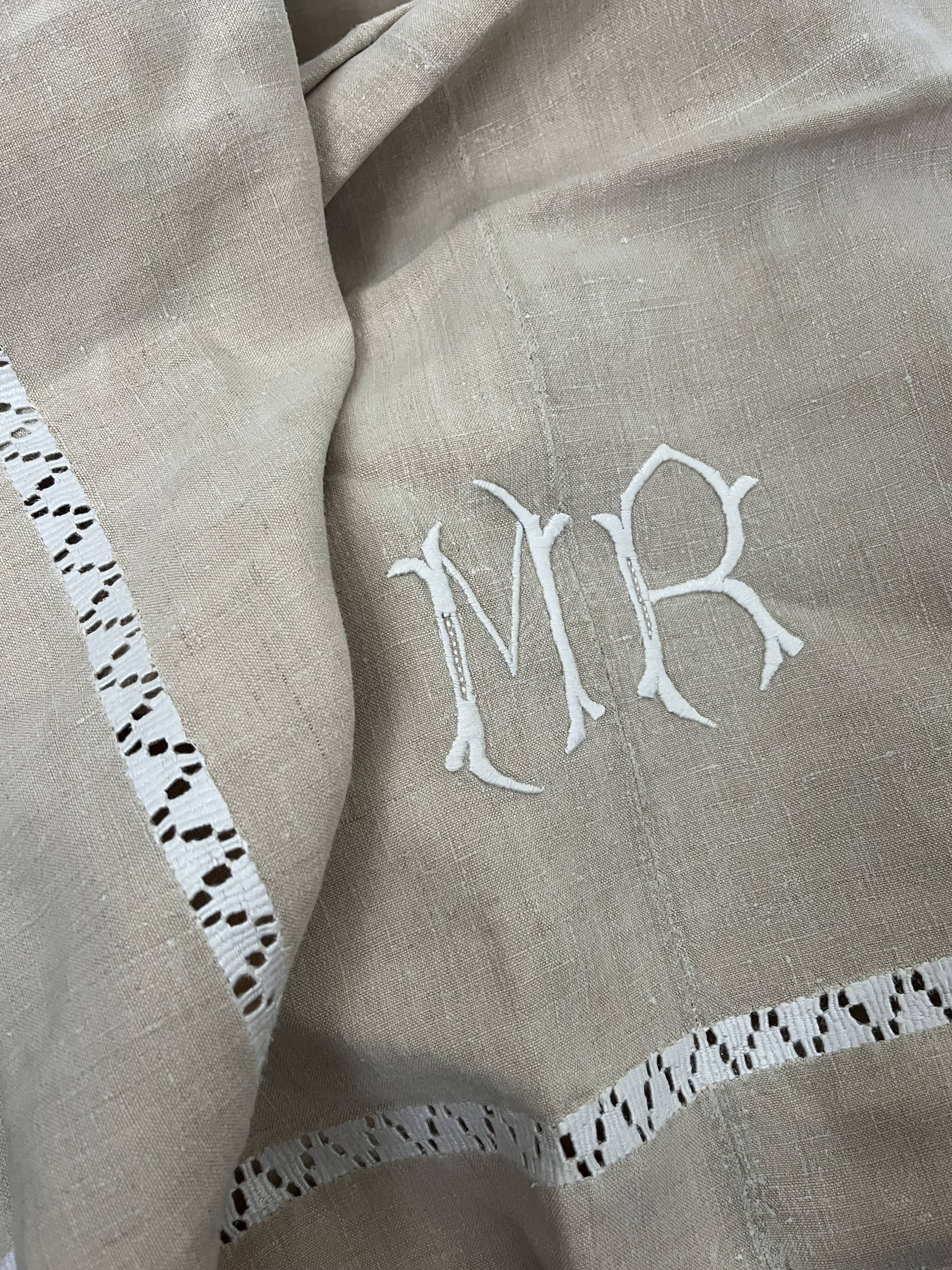 Drap en lin brodé avec monogramme MR