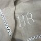 Drap en lin brodé avec monogramme MR