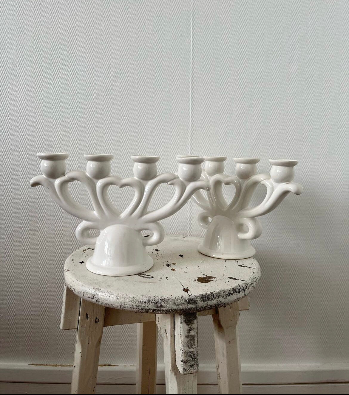 Paire de bougeoirs en porcelaine blanche