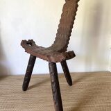Chaise tripode espagnole vintage en bois sculpté