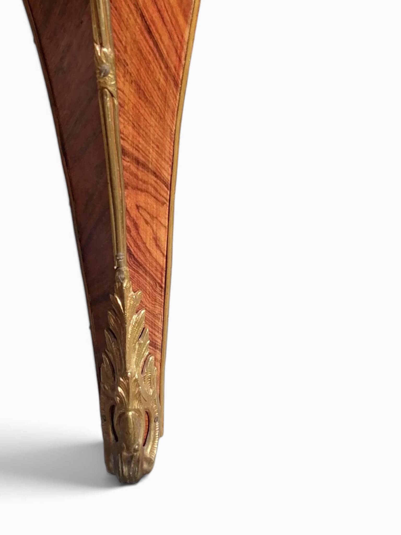 Commode en bois de plaquage, marbre et bronze - Style Louis XV.