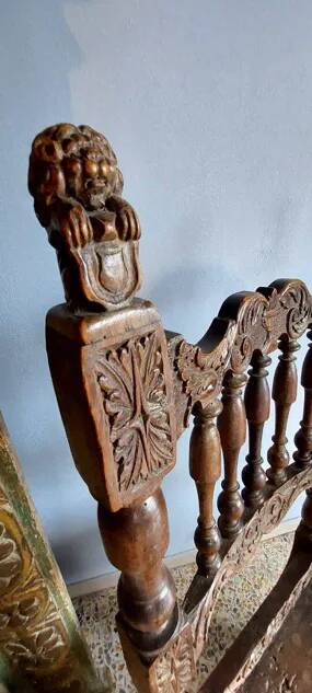 Paire rare de chaises sculptées, fabrication italienne du XVIIe siècle.