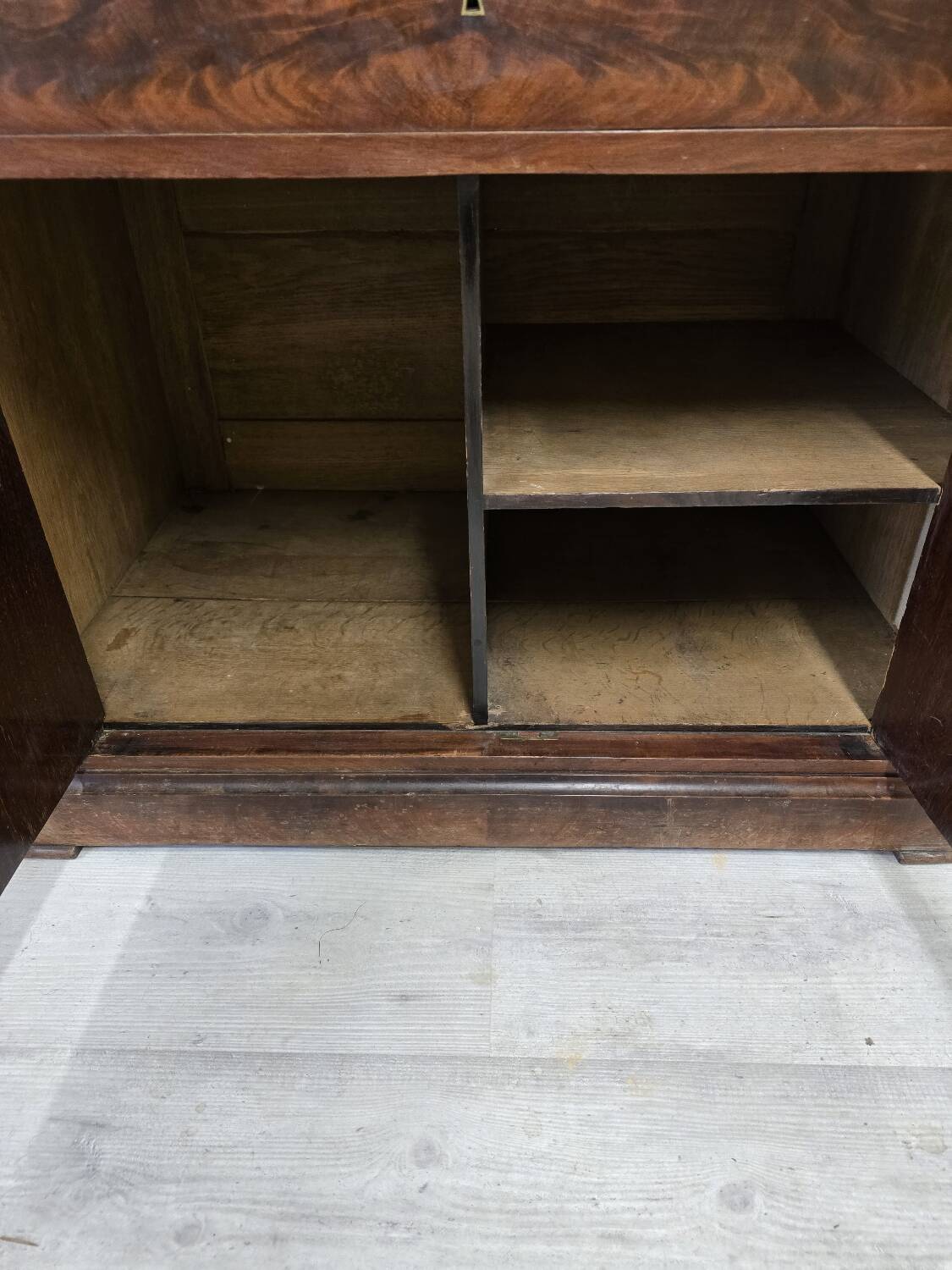 Commode ancienne en acajou flammé de style louis philippe