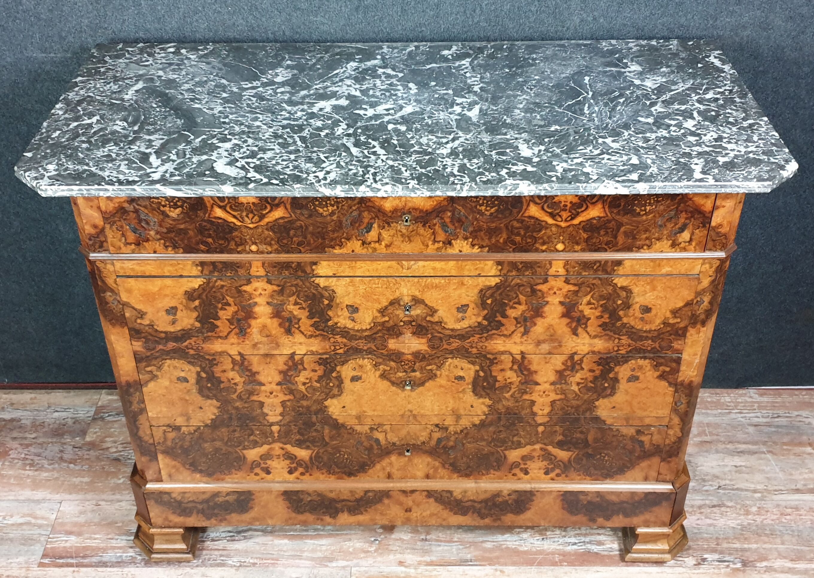 Chest of drawers Louis Philippe era in walnut bramble