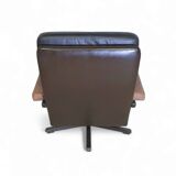 Beautiful vintage design Leolux swivel armchair, made in brown / dark brown / black leather and wooden frame