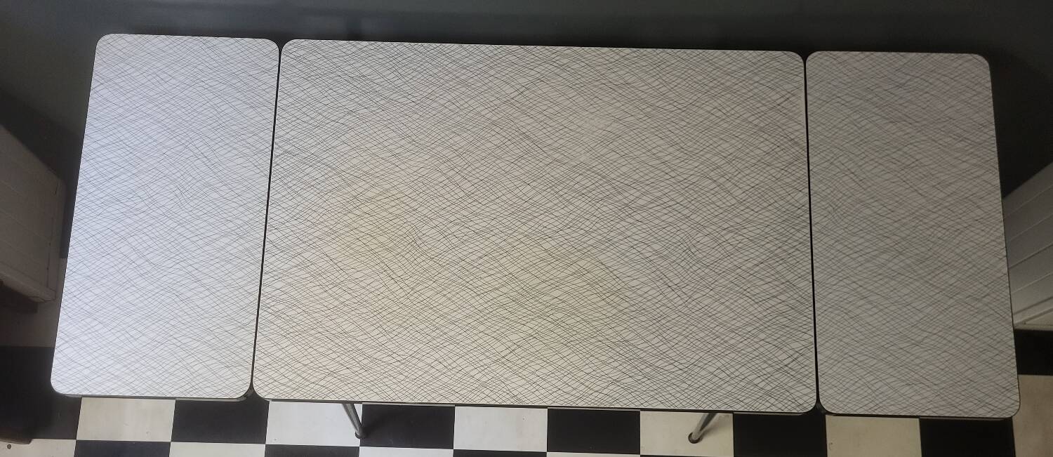 Extendable table in formica