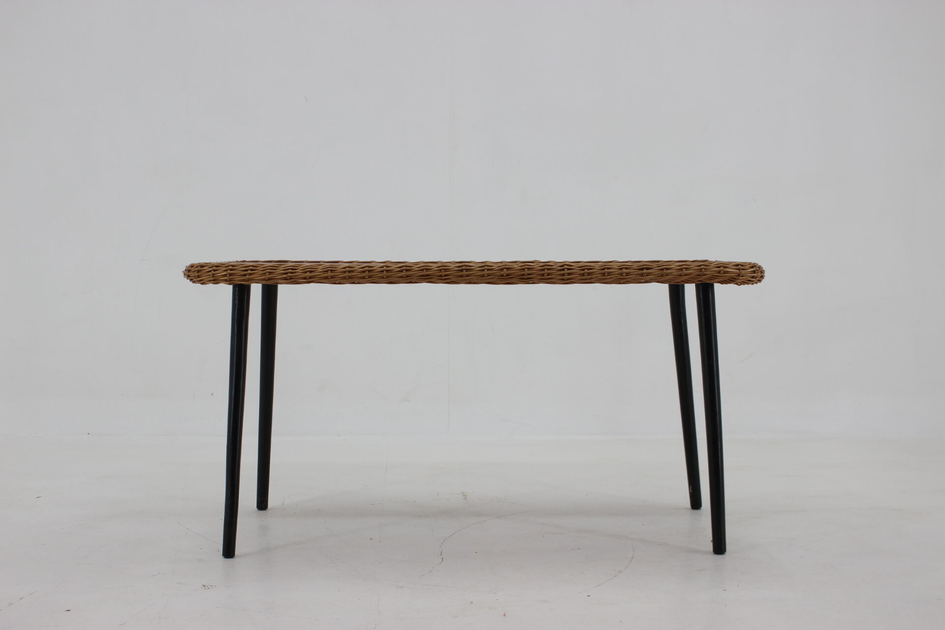 Table de café des années 1970 avec bord en rotin, France