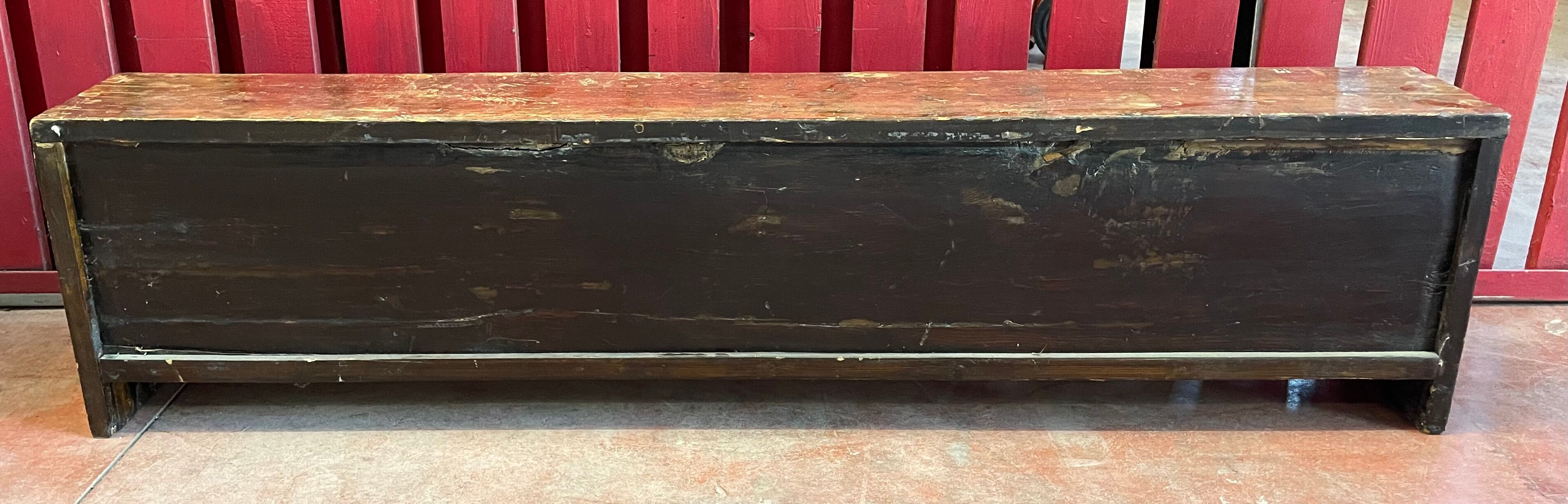 Enfilade, banc en bois laqué rouge à décor floral polychrome, Chine XIXème