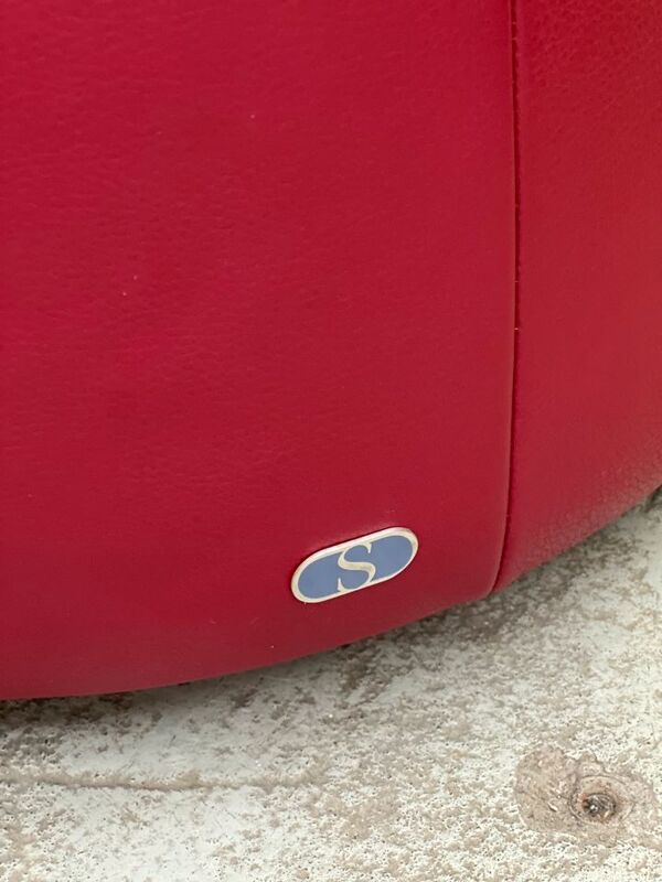 Fauteuil à roulettes en cuir rouge, maison de sede. (prix pour un)