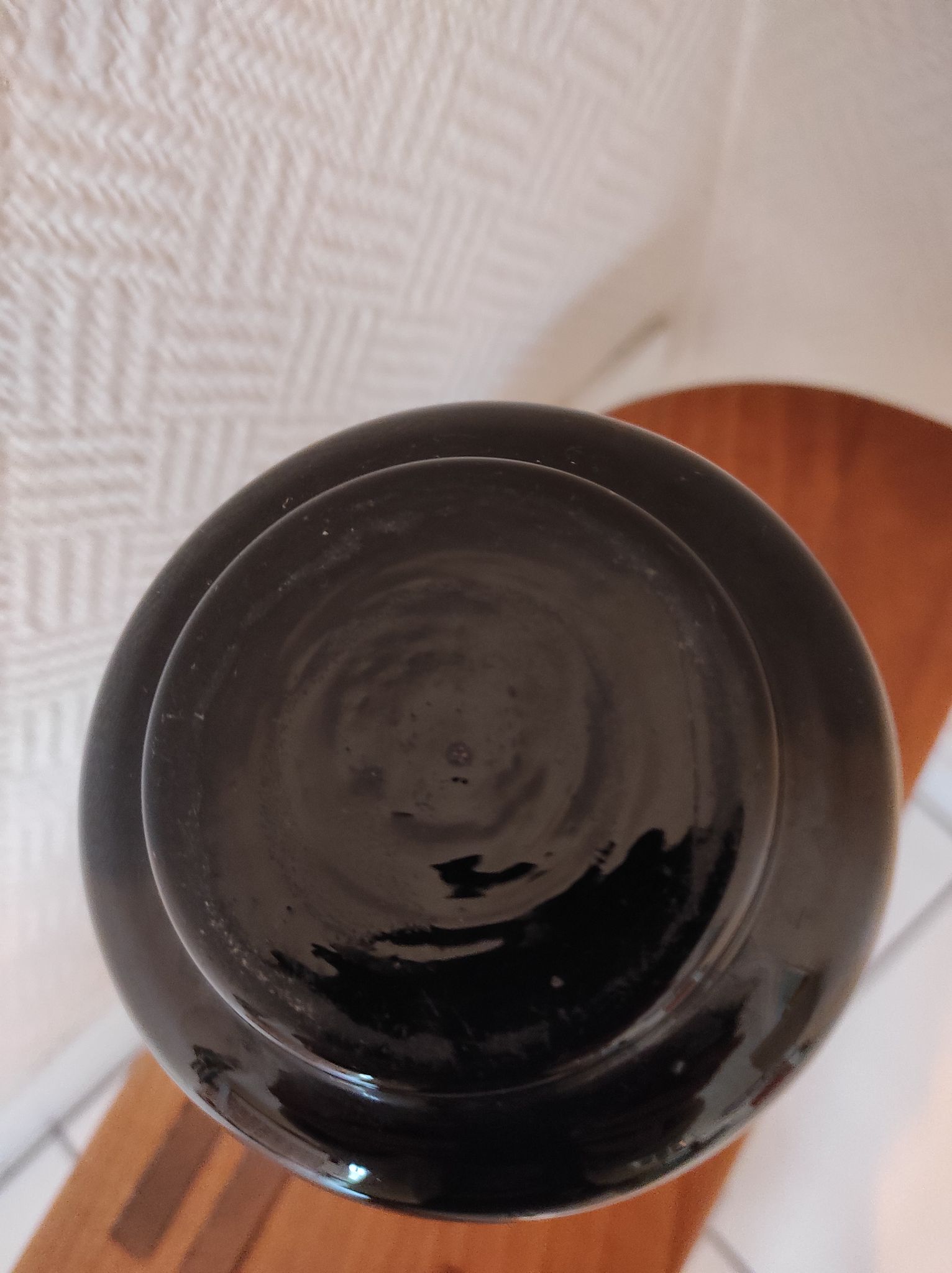 Vase en opaline noire