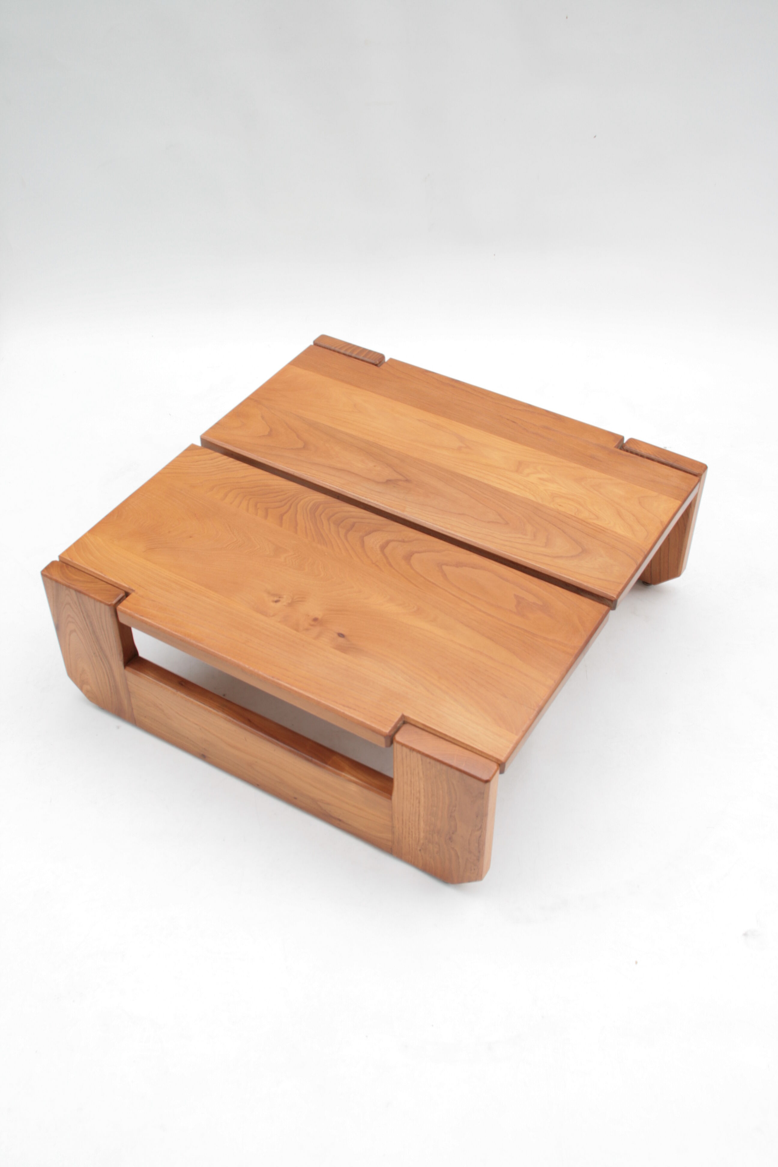Table basse en orme par la Maison Regain, 1960